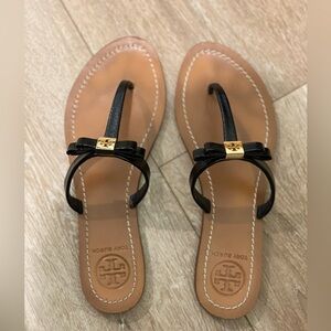 Tory Burch Leighanne Flat Thong Sandal, Patent Saffiano Black, Size 8